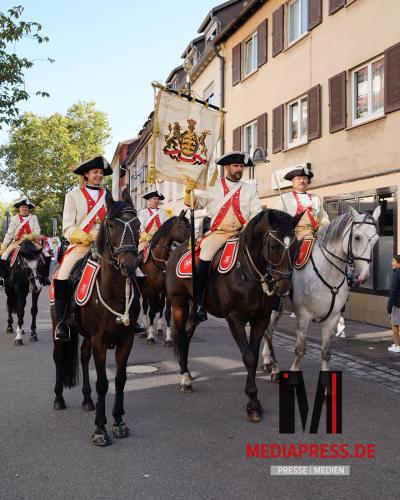 Volksfestumzug Bad Cannstatt 2024 - Festreiter Landesstandarte